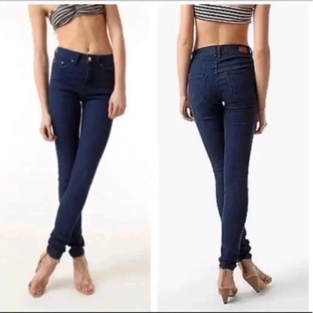 bdg ankle cigarette jeans Size 28 W26"L26" BDG Grazer Jeans Skinny Jeans Stretch Belt loop waistband with leather brand tab at the back waist Bdg Cigarette Jeans for Sale